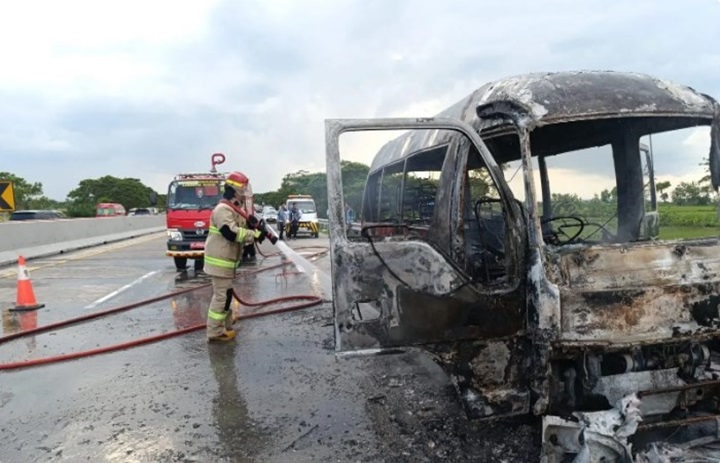 Pada Ruas Tol Kertosono Madiun, Mobil Elf Pengangkut Pemudik Terbakar