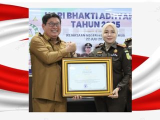 Hari Bhakti Adhyaksa, Kepala Kejari Beltim Terima Penghargaan dari Bupati